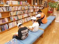 はくた図書室で読書をする児童の写真