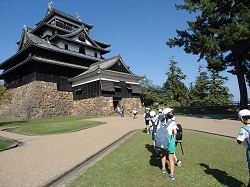 松江城を見学する写真