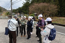 石見銀山を見学する児童の写真