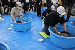 銀の採取体験をする児童の写真