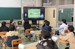 教室でリモート映像を見る様子の写真