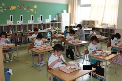 給食を食べる児童の写真
