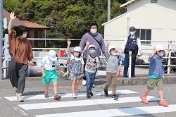 横断歩道を渡る児童の写真2