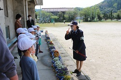 講師の方のお話を聞く児童の写真