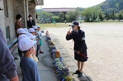 講師の方のお話を聞く児童の写真