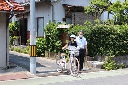 自転車を押して左右の確認をする児童の写真