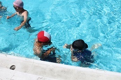 水中じゃんけんをする児童の写真