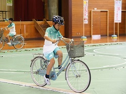 自転車に乗る児童の写真