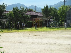 草刈り機で草を刈る様子の写真