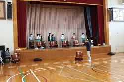 太鼓の練習をする児童の写真