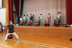 太鼓の練習をする児童の写真２