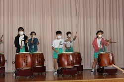 太鼓の練習をする児童の写真３