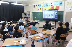スマホ安全教室の受ける5年生の写真