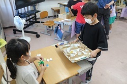 おもちゃで遊ぶ児童の写真2