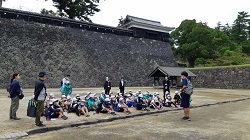松江城を見学する様子の写真