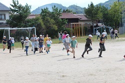 校庭を走る児童の写真2