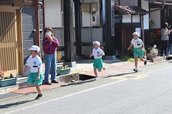 母里の街中を走る児童の写真
