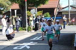 母里の街中を走る児童の写真２