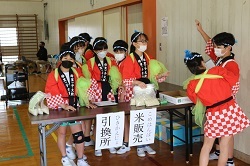 米を販売する児童の写真
