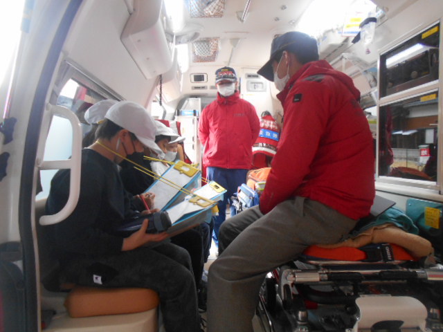 救急車の中を見学する児童の写真