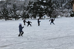 雪合戦をする児童の写真