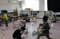 豆まきをする児童の写真2