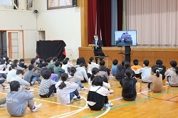 写真で1年間を振り返る様子