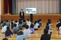春休みの暮らしについて話を聞く児童の写真