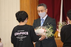 校長先生に花束を渡す児童の写真