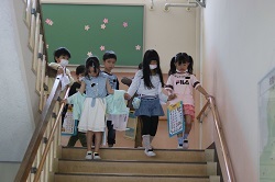 誘導しながら階段を下りる児童の写真