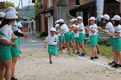 応援に囲まれながら走る児童の写真