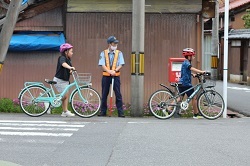 実際の道路で練習する児童の写真1