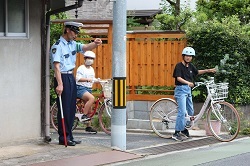 実際の道路で練習する児童の写真2