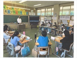 税務課の方の話を聞く児童の写真