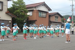 会場で演奏する児童の写真