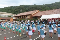 会場で演奏する児童の写真２