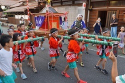 神輿を担ぐ児童の写真２