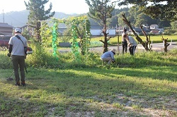 草刈りをする保護者の写真