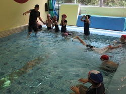 小プールで練習する児童の写真