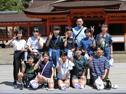 厳島神社前での集合写真