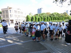 平和公園を見学する様子の写真