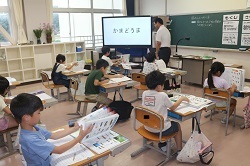 図鑑を使って学習する2年生の写真