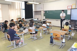 アプリを使って学習する4年生の写真