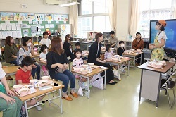 給食試食会の様子の写真