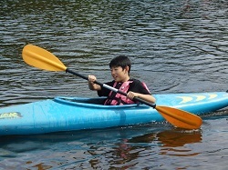 カヌーを漕ぐ児童の写真