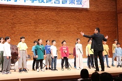 合唱をする児童の写真