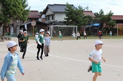 校庭を走る児童の写真1