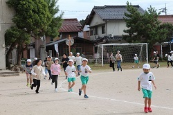 校庭を走る児童の写真2