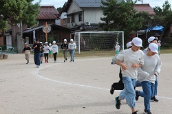 校庭を走る児童の写真3