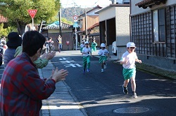 路上を走る児童の写真1